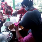 Proses Pembuatan Minyak VCO (Virgin Coconut Oil) Oleh Ibu-ibu Desa Kalidawe